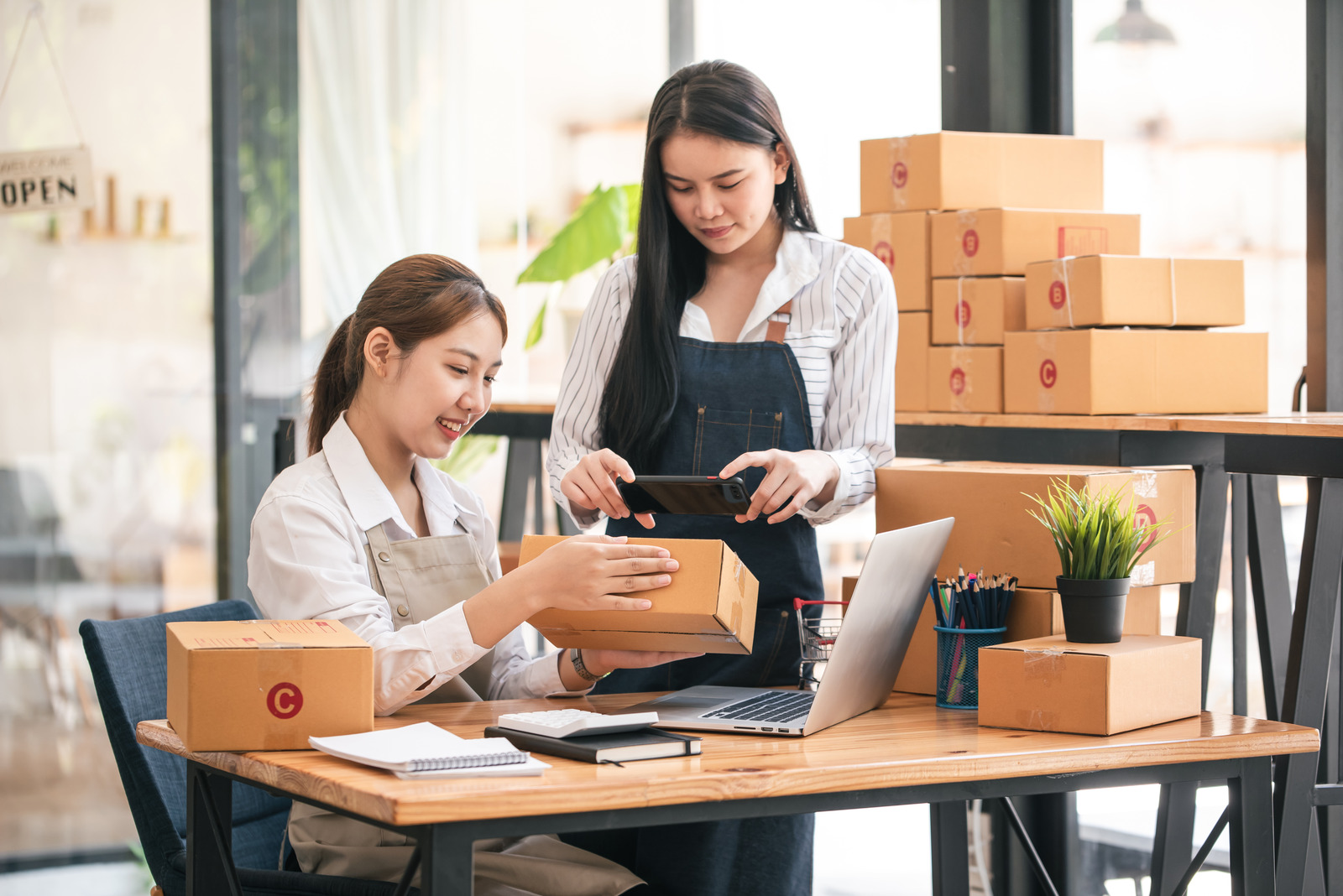 B2B Ecommerce: Types, Strategies & Platforms To Help You Succeed
